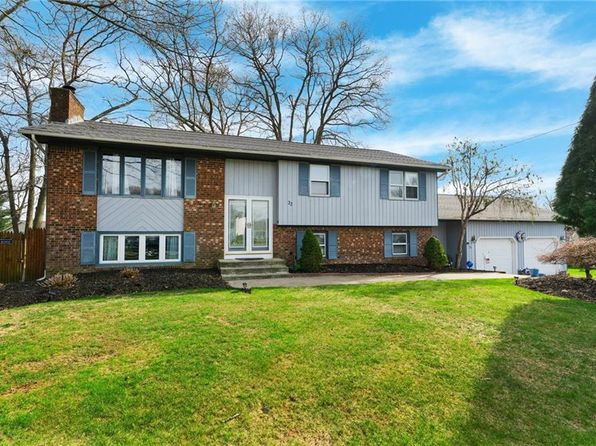 22 Freedom Ct, Johnston, RI 02919