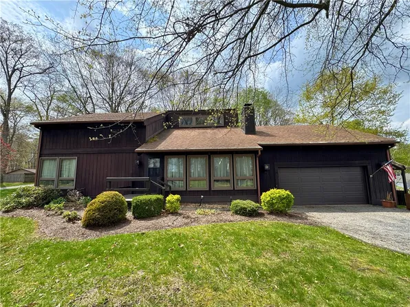 46 E Glenora Dr, Grove City, PA 16127
