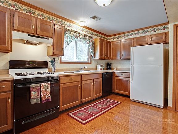 3rd image of 70 Knightsbridge Dr