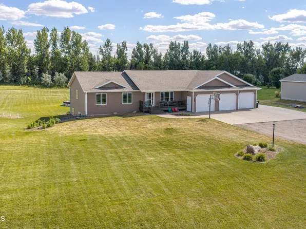 6007 Shoal Dr, Bismarck, ND 58503