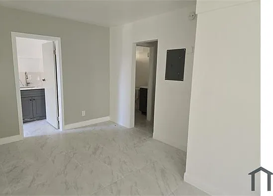 1423 W 20th St #8 — Photo 3