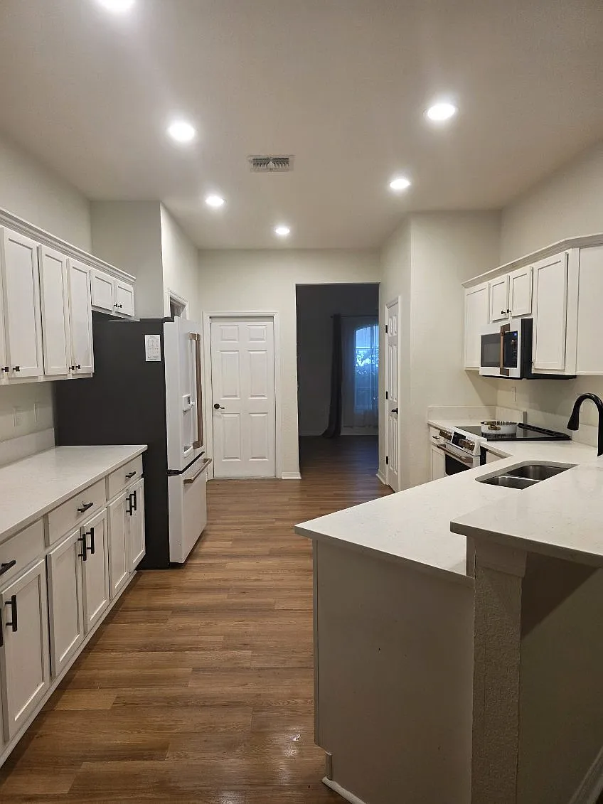 4 bed, 2305 sqft, $2,500 — Photo 2