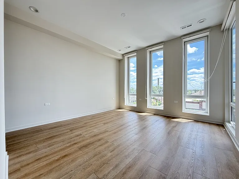 3207 N Narragansett Ave #703 — Photo 13