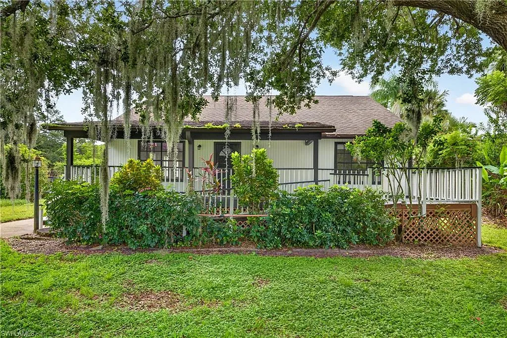 3 bed, 2.0 bath, 1726 sqft, $2,400 — Photo 1