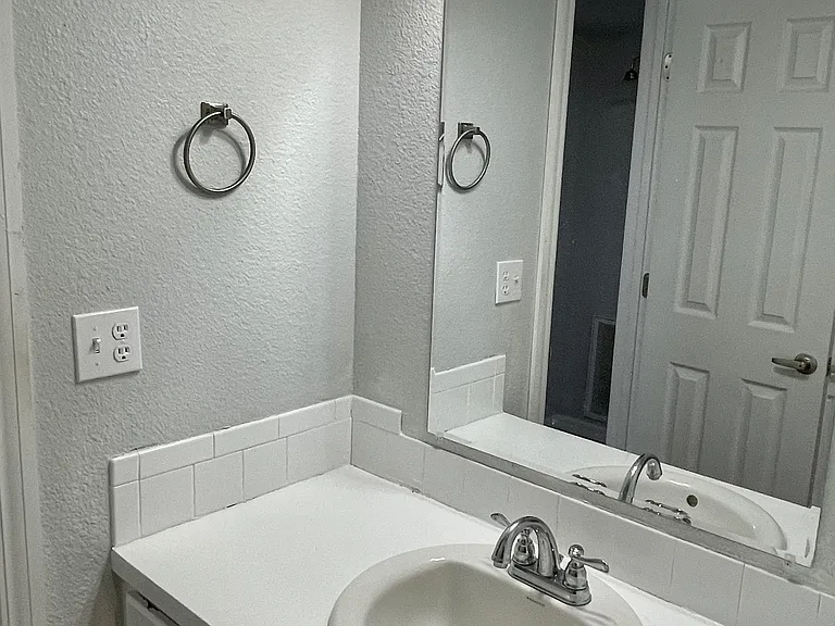 121 Julie Dr — Photo 15