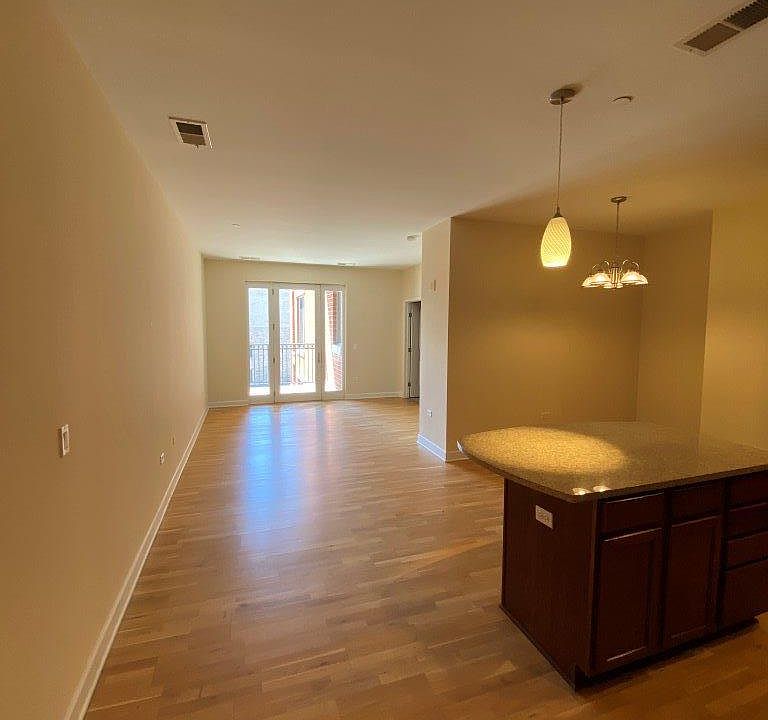 1st image of 1124 W Lake St Unit 513