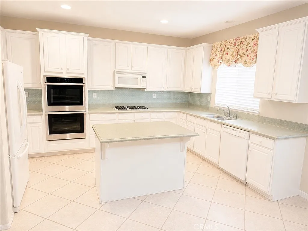 4 bed, 3.0 bath, 2885 sqft, $4,600 — Photo 3