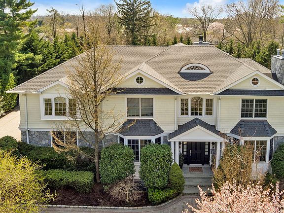 2nd image of 104 Woodhill Ln