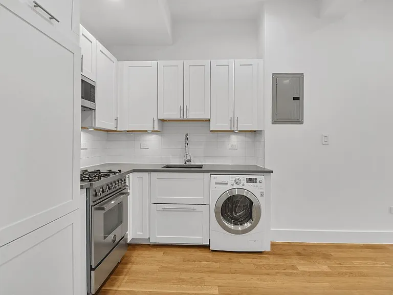 220 E 22nd St #5M — Photo 1