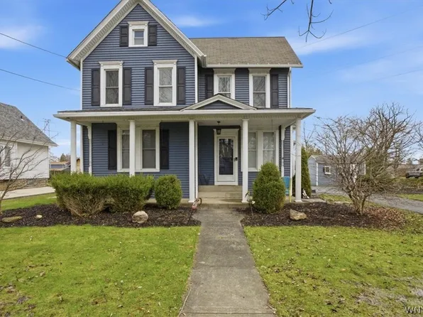 9918 Cayuga Dr, Niagara Falls, NY 14304