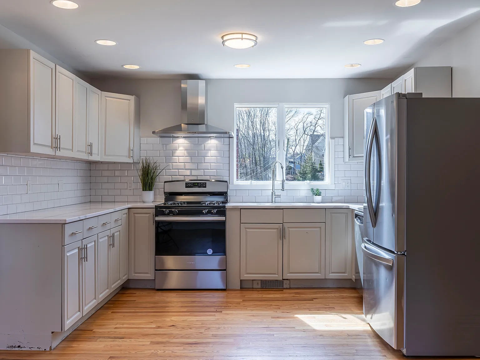 4 bed, 2700 sqft, $6,000 — Photo 3