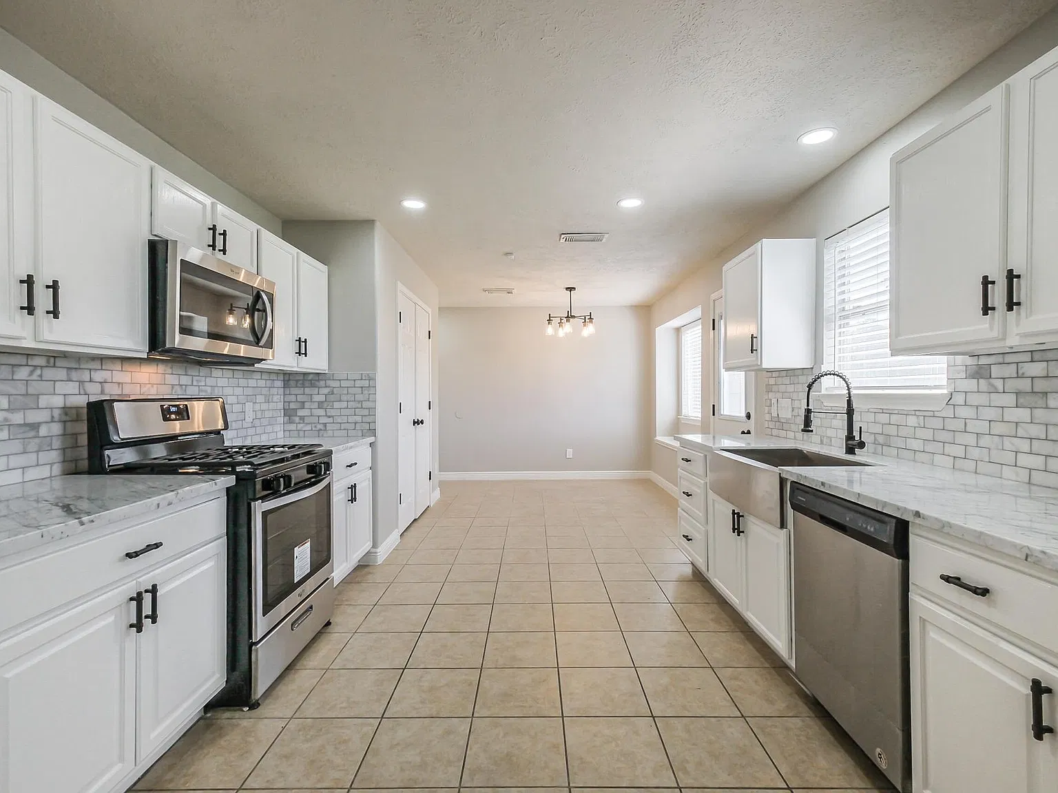 3 bed, 2.5 bath, 2155 sqft, $1,985 — Photo 1