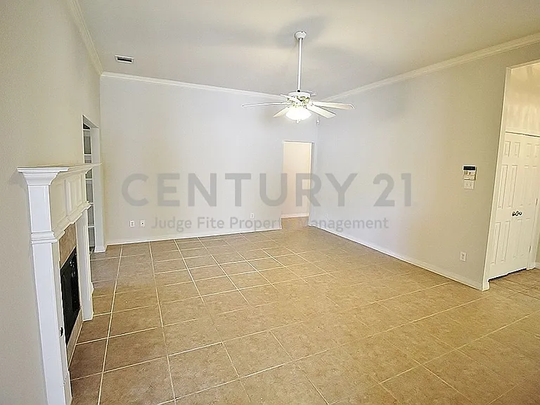 809 Foxwood Ln — Photo 10