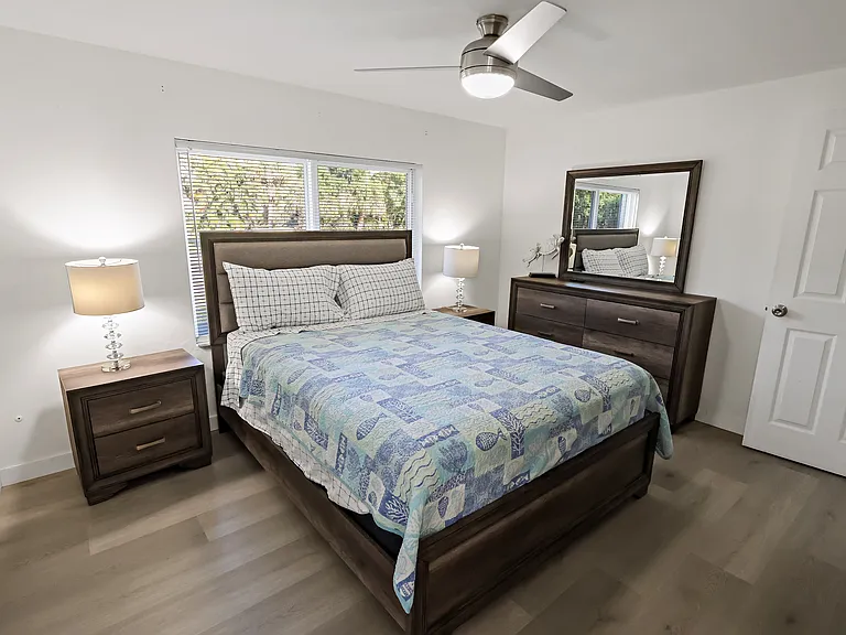 Single queen bedroom 2