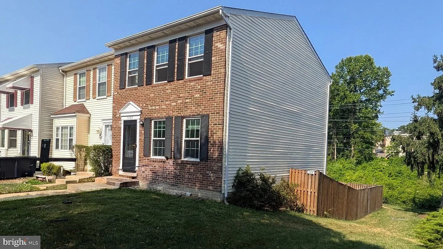 3 bed, 1.5 bath, 1700 sqft, $2,200 — Photo 1