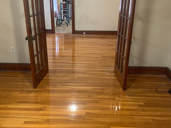 Living room (2nd view)