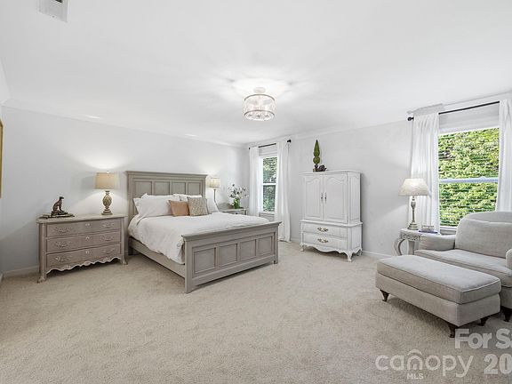 5th image of 1223 Clover Ln
