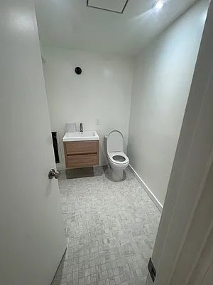 Bathroom 2, photo 1