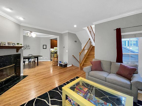 3rd image of 3801 N Milwaukee Ave Unit H