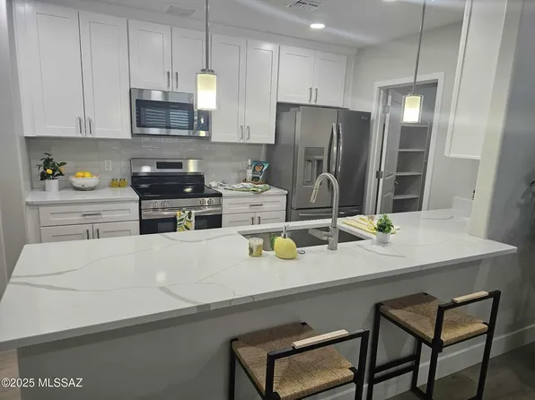 2020 E River Rd Unit 205, Tucson, AZ 85718