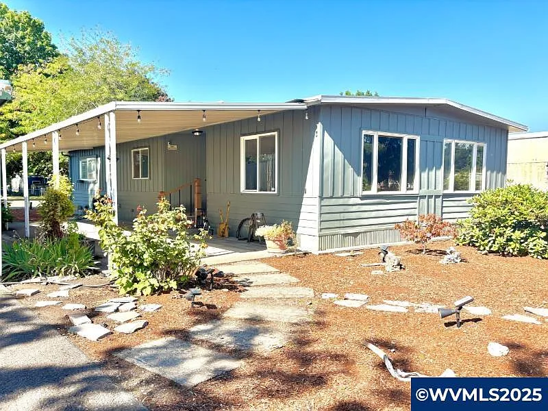 1935 Icabod St NE photo 1