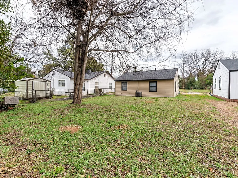 821 Forsythe St — Photo 23