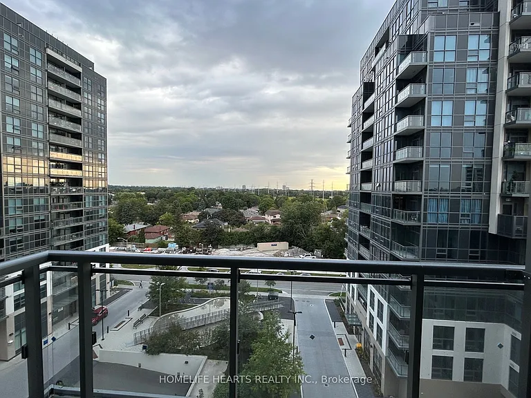 20 Meadowglen Pl E #822 — Photo 3