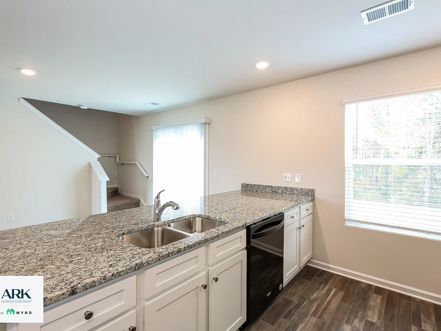 3 bed, 2.5 bath, 1435 sqft, $1,675 — Photo 4