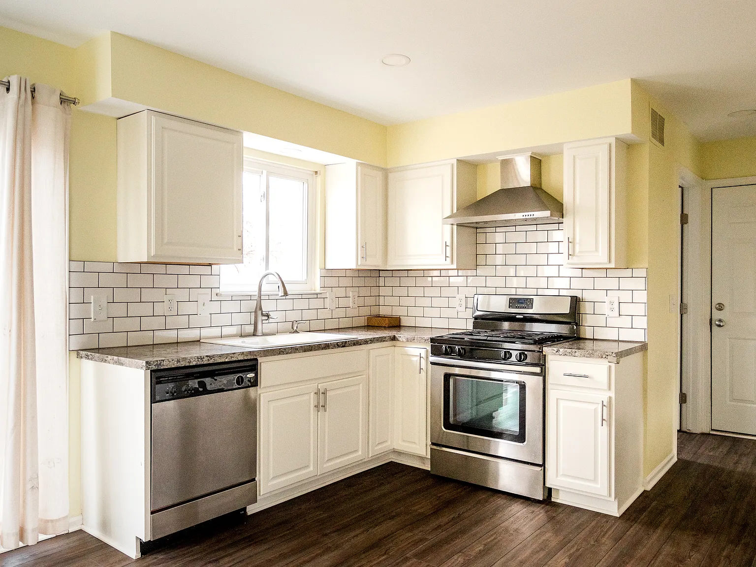 3 bed, 1.5 bath, 1372 sqft, $2,200 — Photo 3