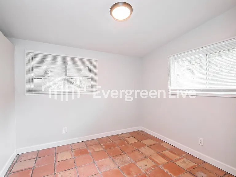 1040 Robinwood Dr — Photo 12
