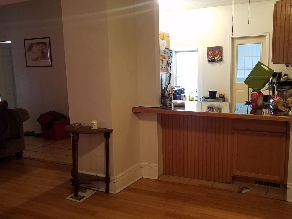 2nd image of 207 W Eureka St