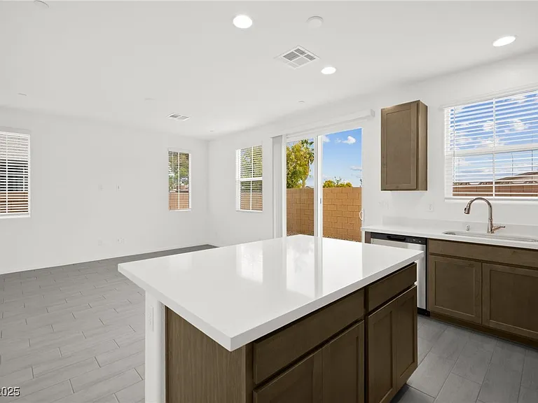 10140 Gabby Glen St — Photo 4