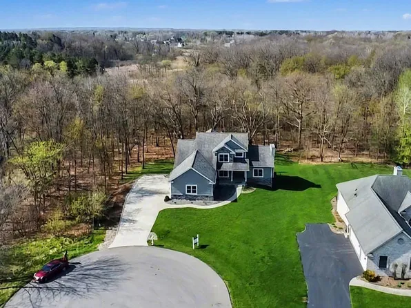 1281 Victoria Ln, Fenton, MI 48430