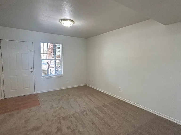 465 Taft — Photo 5