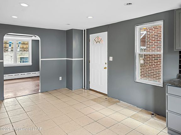 4th image of 427 E 5th St