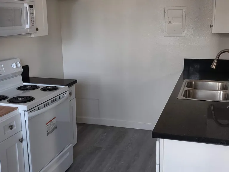 5725 Reseda Blvd — Photo 8