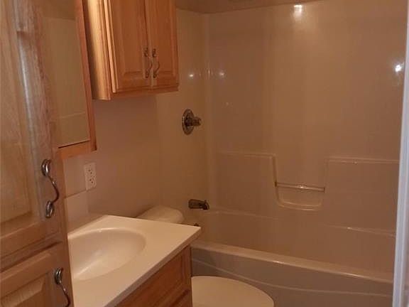 5th image of 1586 Whitney Ave #3