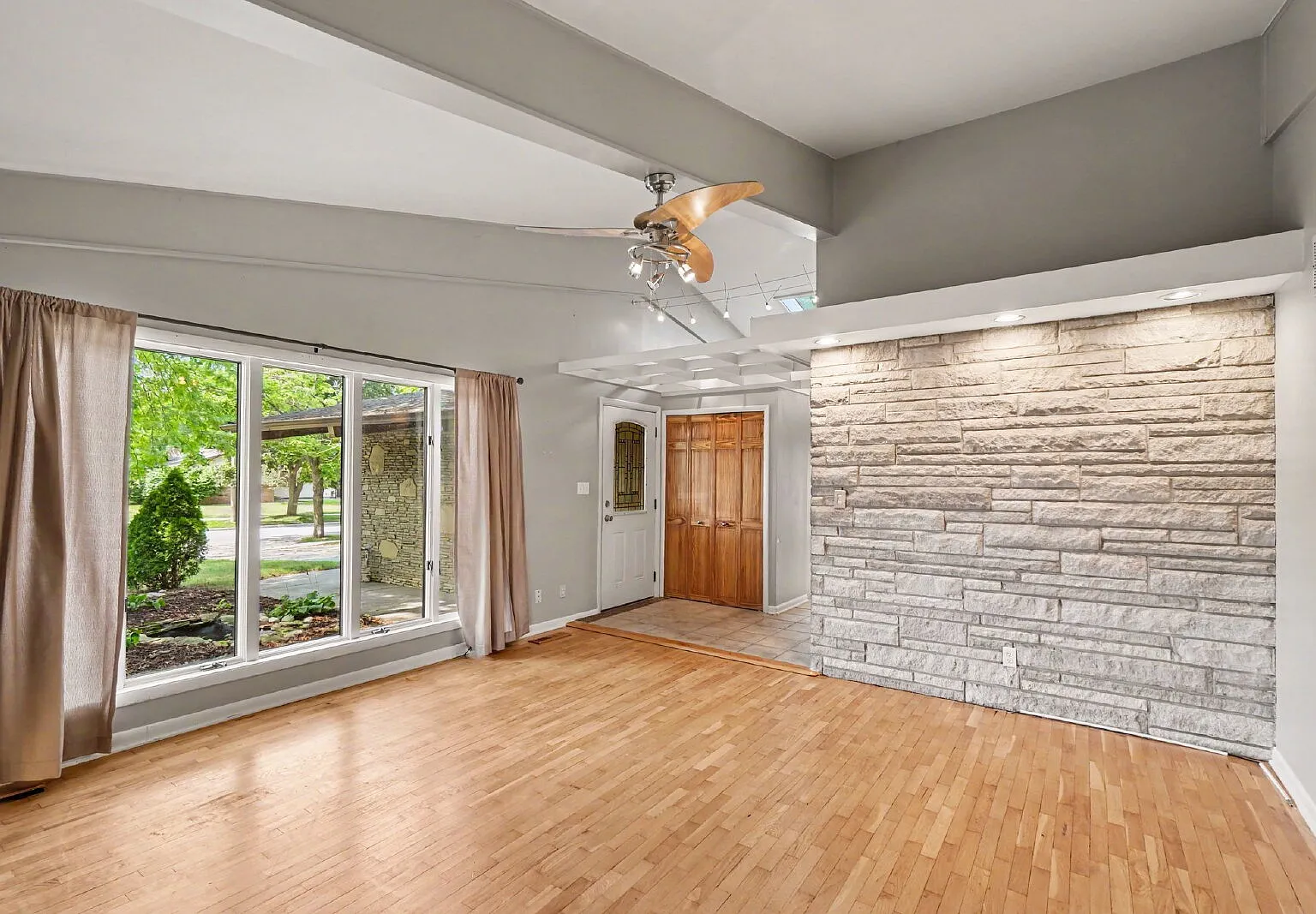 3 bed, 1.5 bath, 1121 sqft, $1,650 — Photo 3