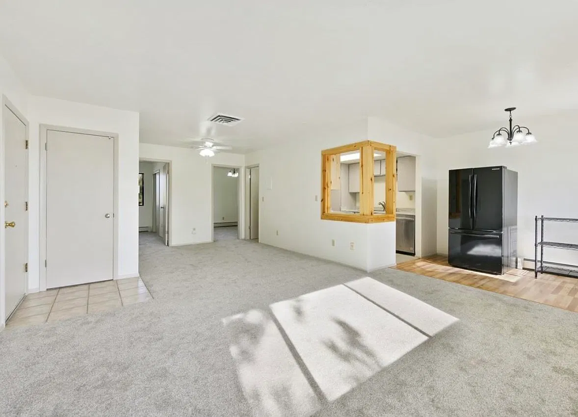 1140 Walnut Ave — Photo 2