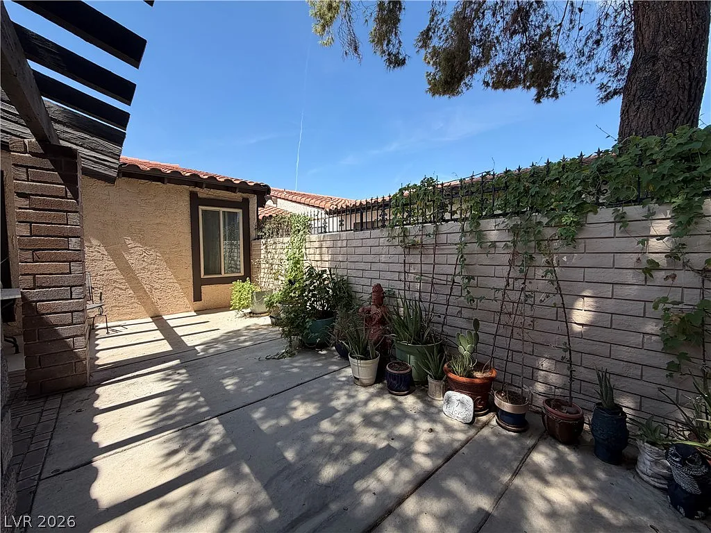3 bed, 3.0 bath, 2342 sqft, $2,195 — Photo 4