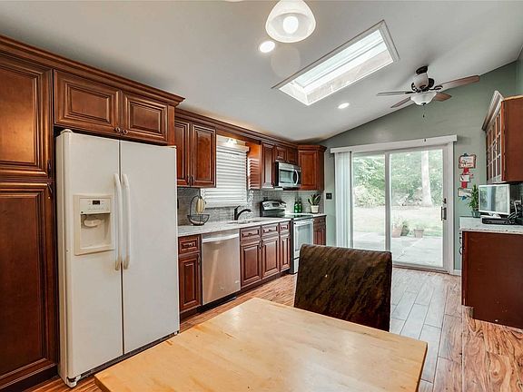 5th image of 31 Rexmere Ave