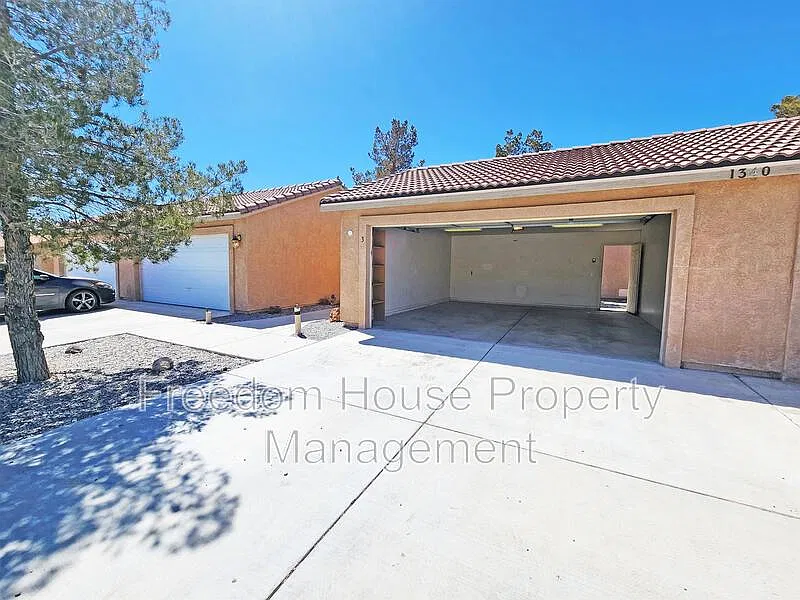 2 bed, 2.0 bath, 901 sqft, $1,236 — Photo 4