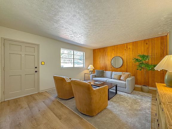 3rd image of 864 Bahama Dr