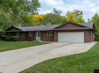 2100 Roe Crest Ct, North Mankato, MN 56003