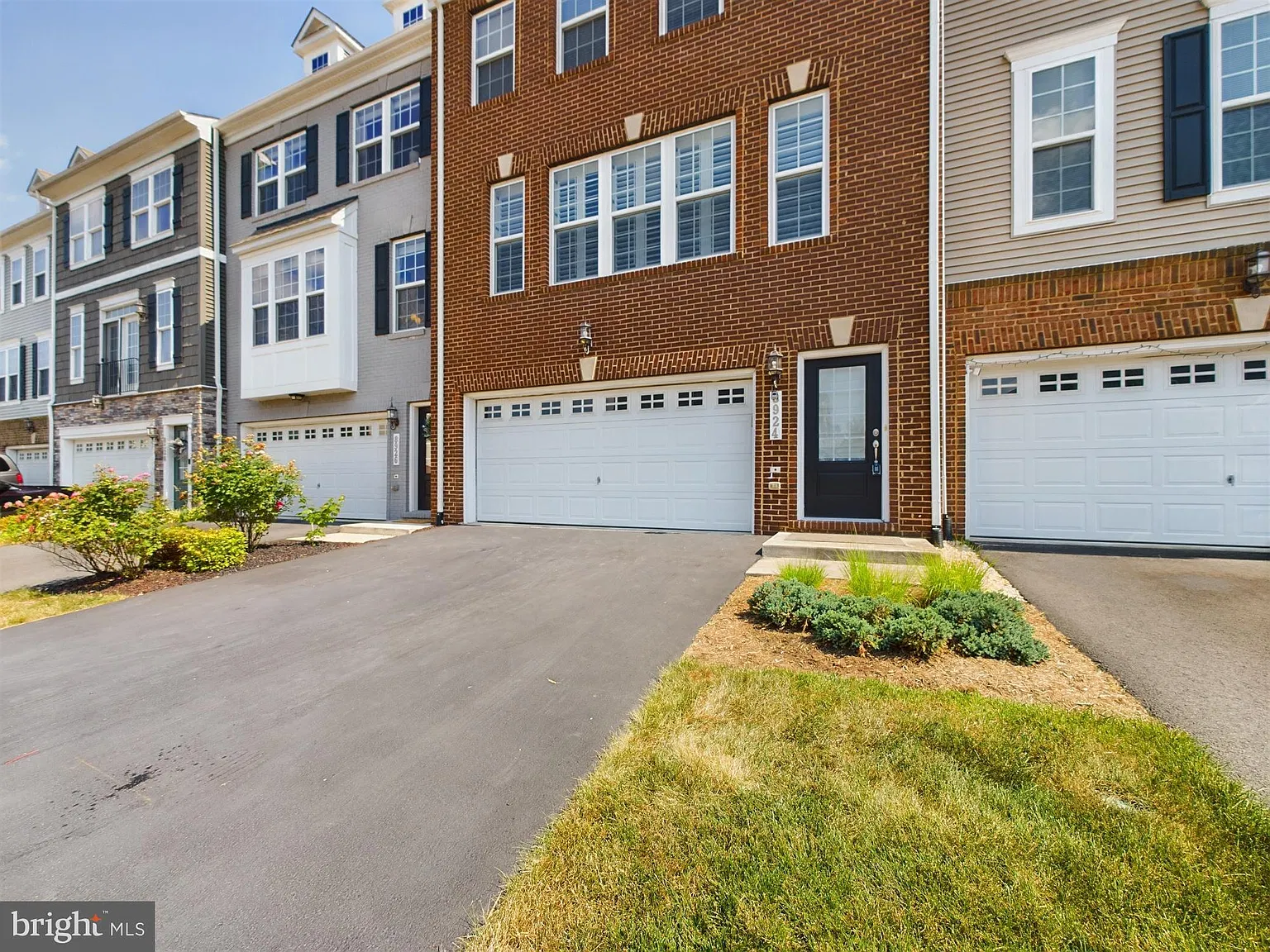 3 bed, 3.5 bath, 2682 sqft, $3,350 — Photo 2