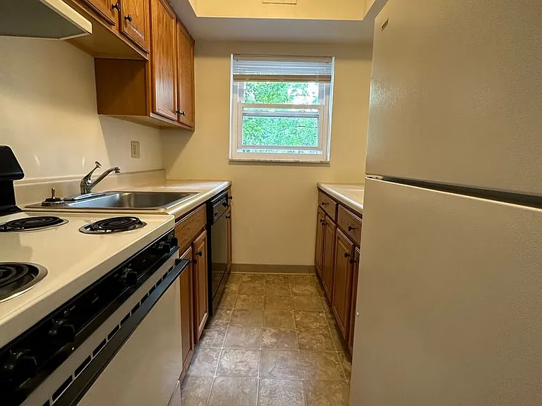 360 Maryland Ave — Photo 1