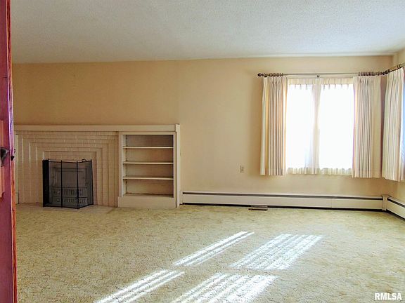 3rd image of 1007 N Van Buren St