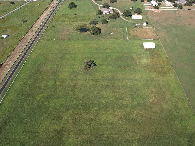 5700 FM 424 — Photo 9