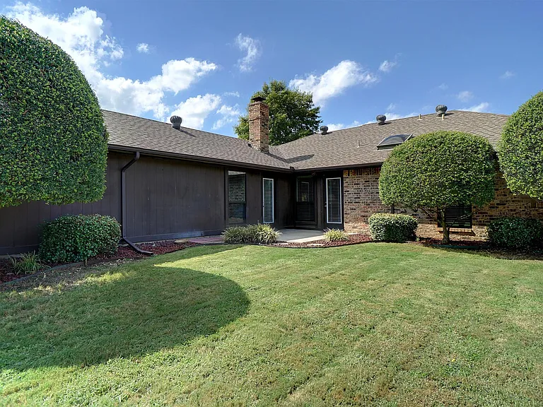 753 Eagle Dr — Photo 2