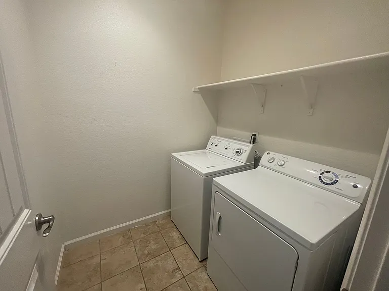 2053 Camino Real Way #B — Photo 7